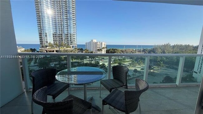 Foto del edificio - 100 Bayview Dr