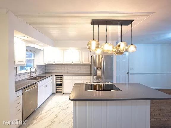 Foto del edificio - 3 br, 1 bath House - 3383 Lyell Rd