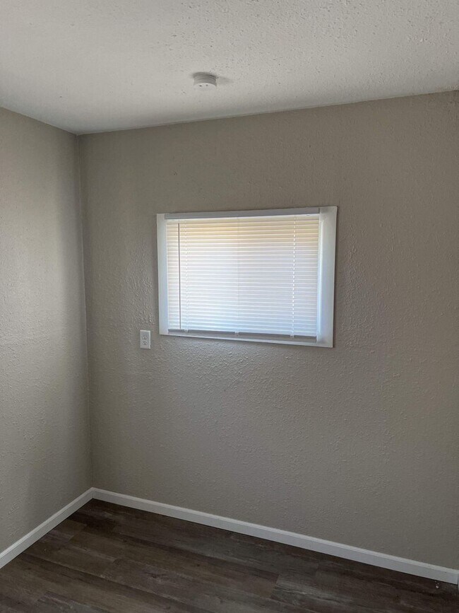 Building Photo - Updated 2 bedroom, Hobart Schools