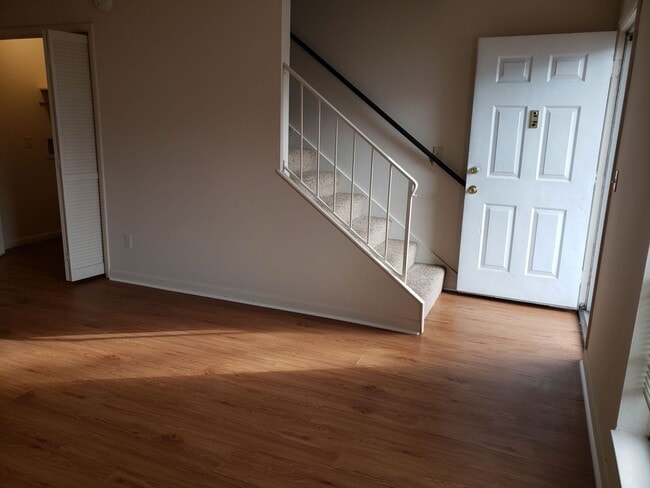 Building Photo - 206 Yelton Ct