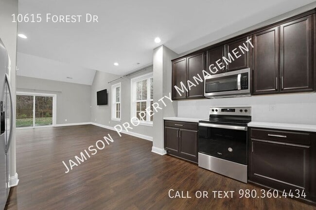 Building Photo - 10615 Forest Dr