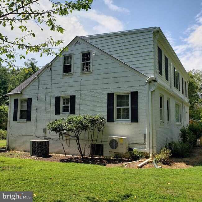 Building Photo - 718 Midland Rd