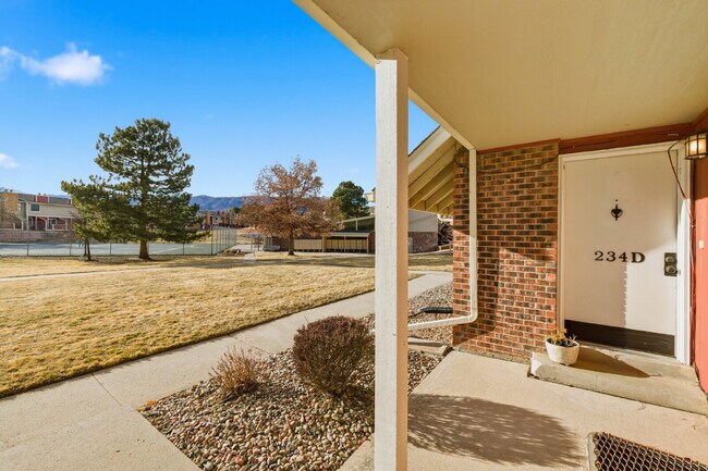 Foto del edificio - Charming 3 Bedroom Townhomes at Rockrimmon