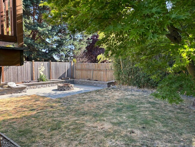 Foto del edificio - Spacious Living & Prime Location in Crown ...