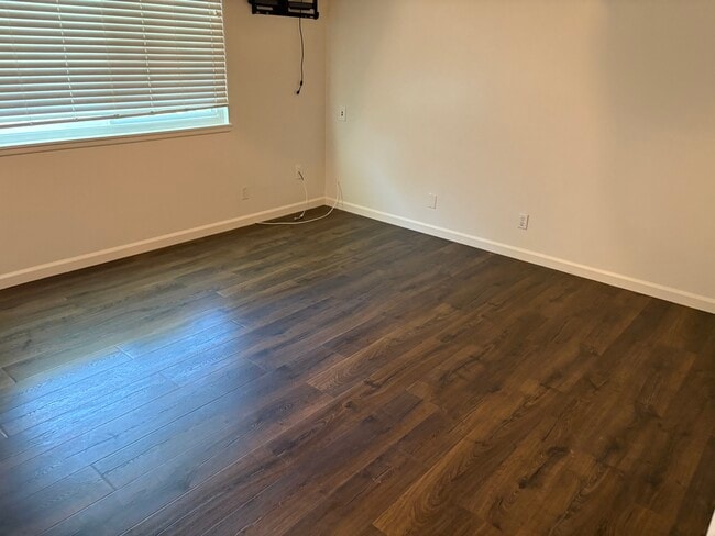 Building Photo - 359 Sylvan Dr