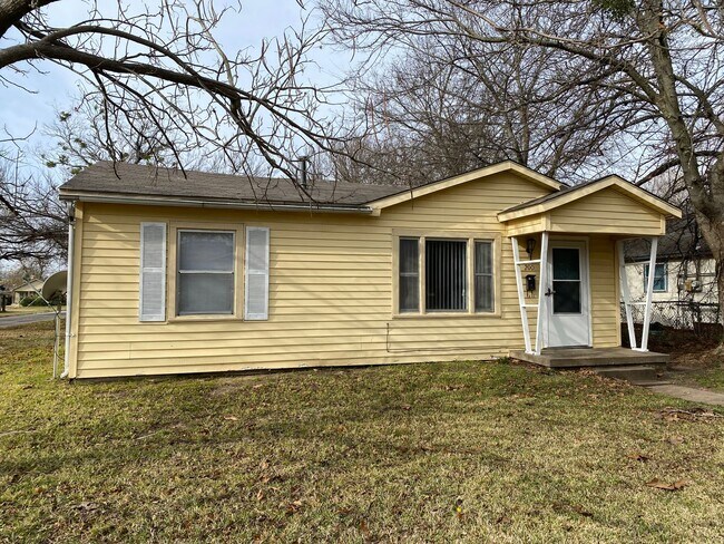 Building Photo - 2/1 Near Sherman Middle School!