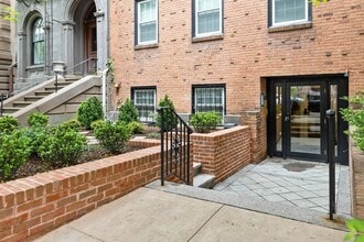 Building Photo - 122 Beacon St