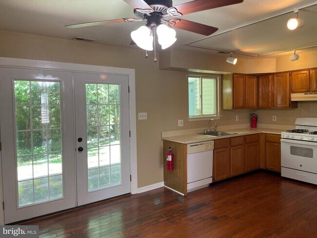 Building Photo - 304 Pellinore Ct