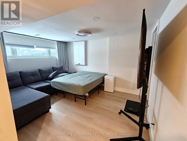 Building Photo - 18 Orsett St