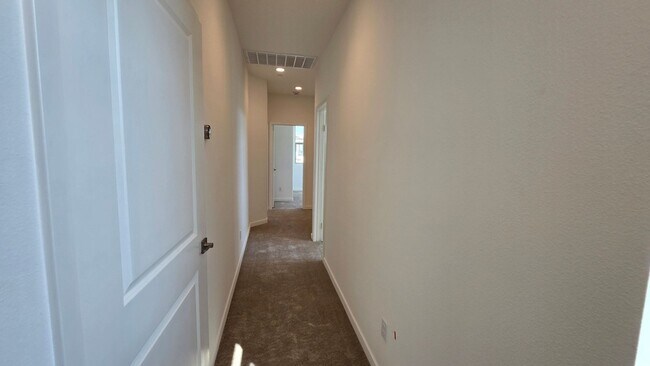Foto del edificio - 3 Bedroom 2.5 bath townhouse new community in Ontario