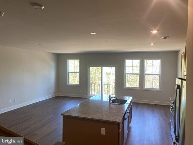 Building Photo - 141 Leather Flower Dr