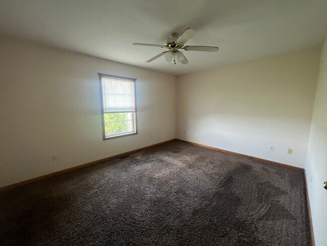 Building Photo - 2 Bedroom 1 Bath with Attached garage