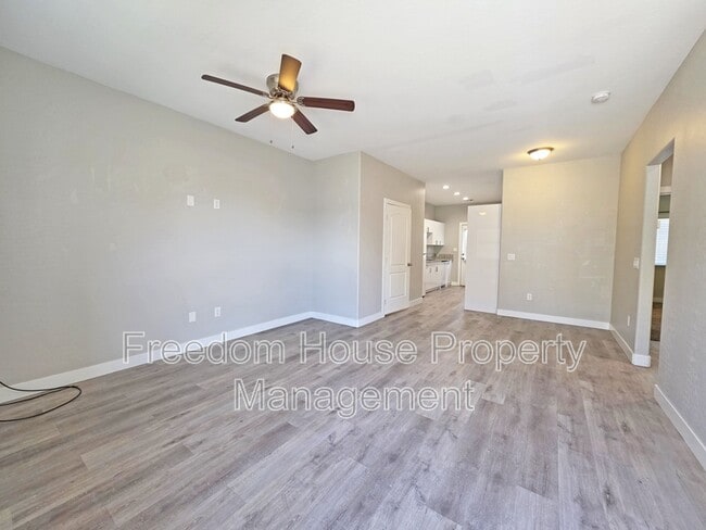 Building Photo - 1121 Sixshooter Ave