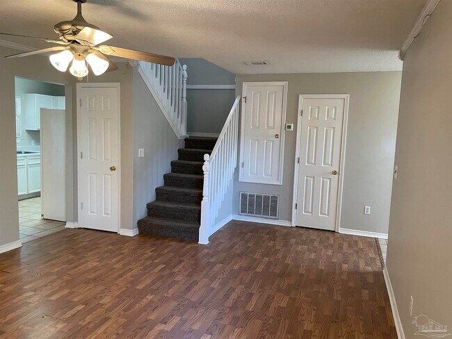 Foto del edificio - 327 Robin Hood Ln