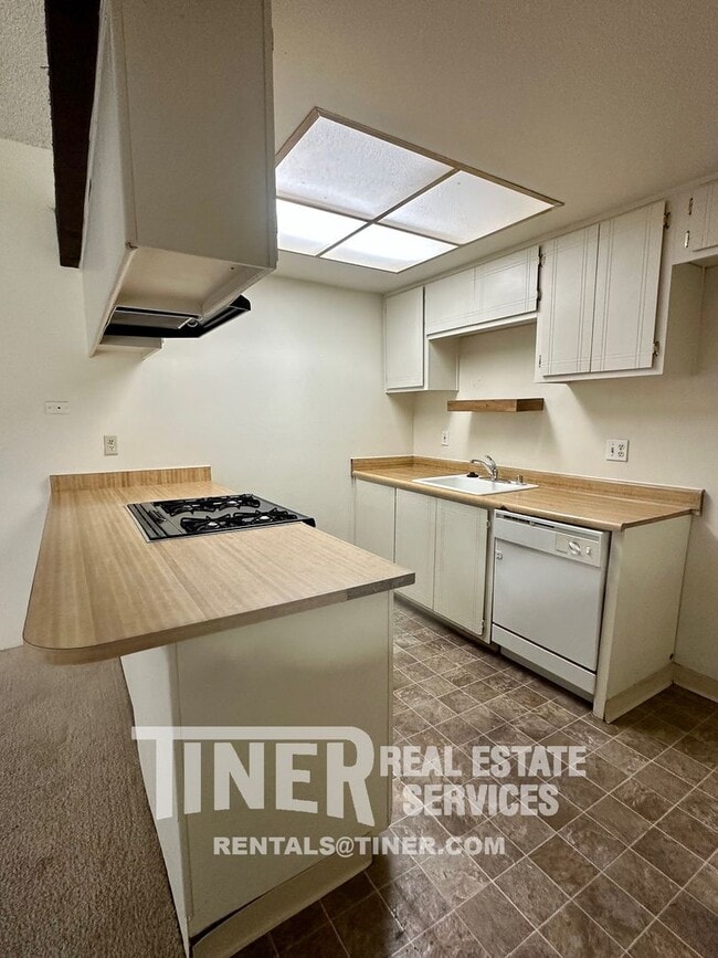 Building Photo - Spacious Duplex Near ARC!