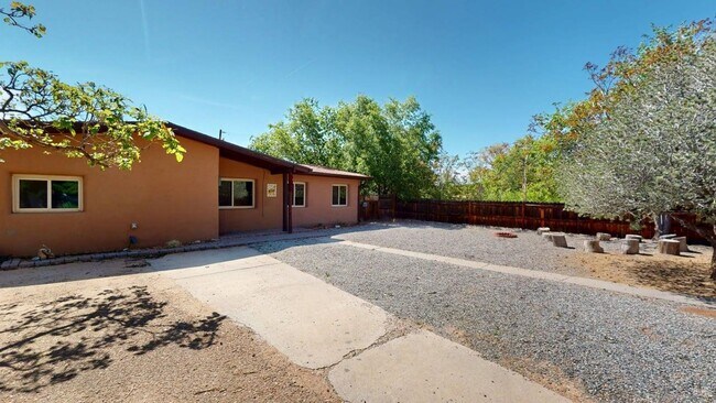 Foto del edificio - Eco-FriendlySouthwest Gem with Gardens & S...