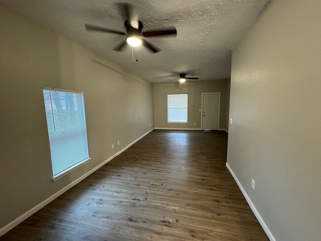 Building Photo - $1125- 3 bed 2 bath Single Family Home