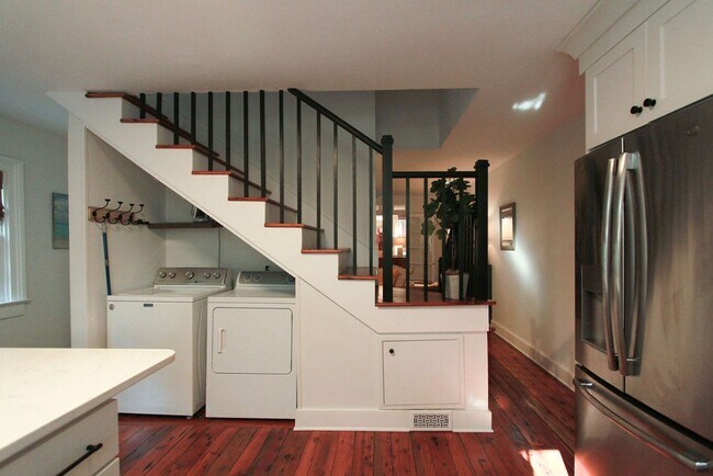 Building Photo - Available 10/1. Beautiful 3 BR/2BA availab...