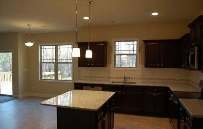 Foto del edificio - Spacious 4-Bedroom Home with Bonus Room in...