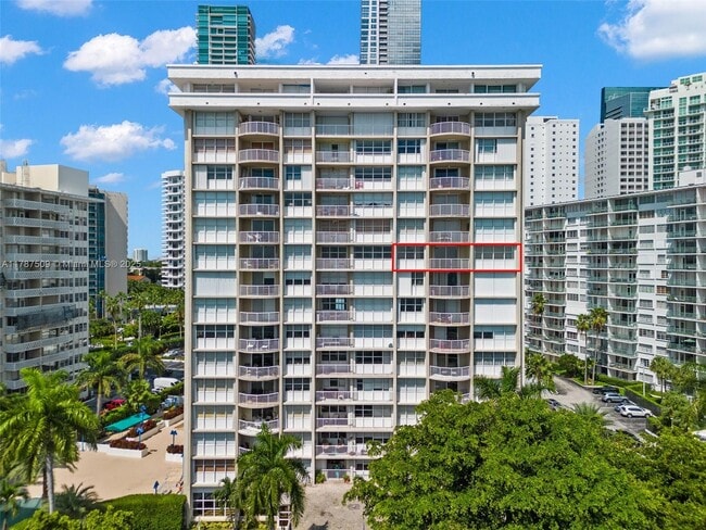 Building Photo - 1420 Brickell Bay Dr