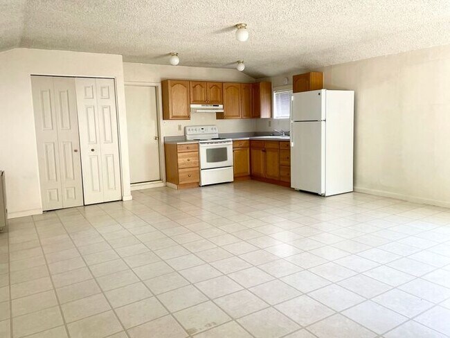 Foto del edificio - $1,550 Monthly, Studio apartment walking distance to down town Santa Rosa