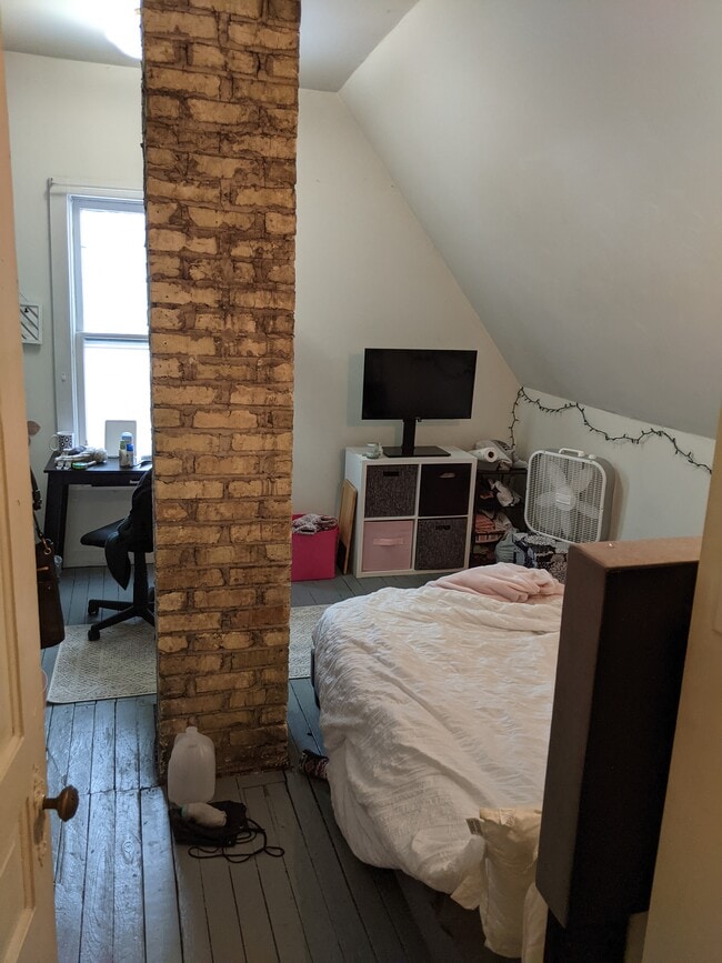 Study or bedroom - 1927 E Newberry Blvd