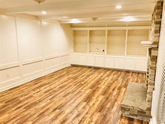 Foto del edificio - 15703 Laurelfield Dr