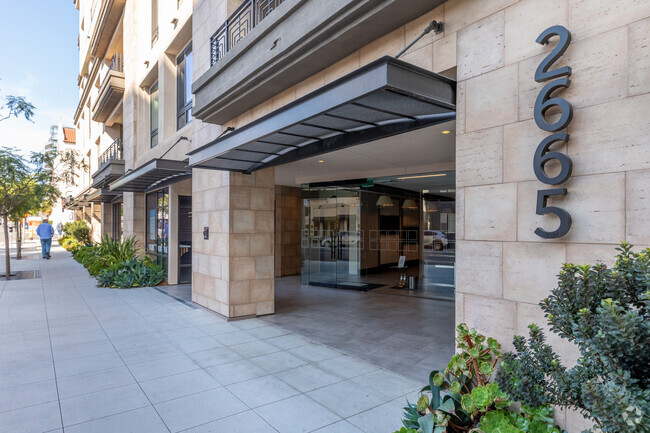Entrance - Vue on 5th