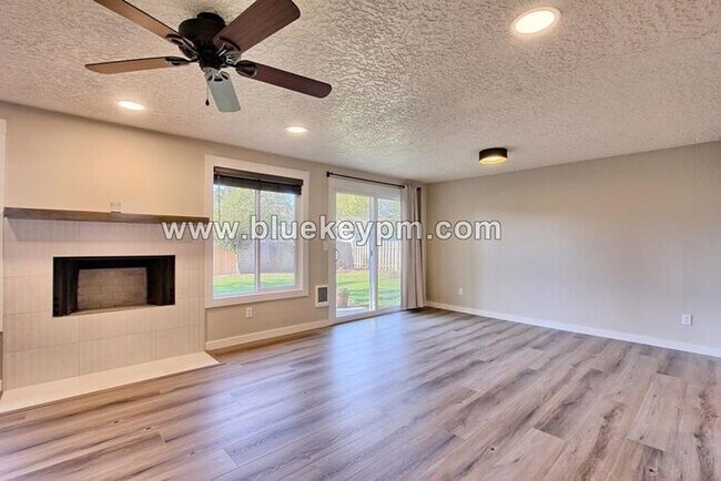 Foto del edificio - 2 Bed, 2 Bath Home with Large Fully Fenced...