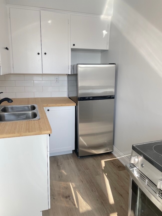 Building Photo - 74 Hanna St W Building Photo - 74 Hanna St W