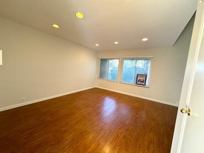 Building Photo - Scenic 4 Bedroom, 2.5 Bathroom Condo