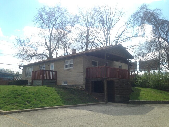 Foto del edificio - Spacious 5 bedroom, 2 bath house! Availabl...