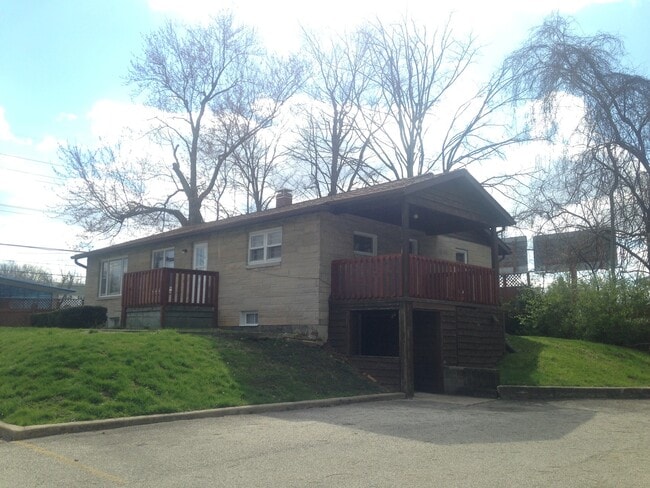 Building Photo - Spacious 5 bedroom, 2 bath house! Availabl...