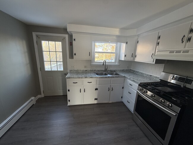 Building Photo - 38 Pine St