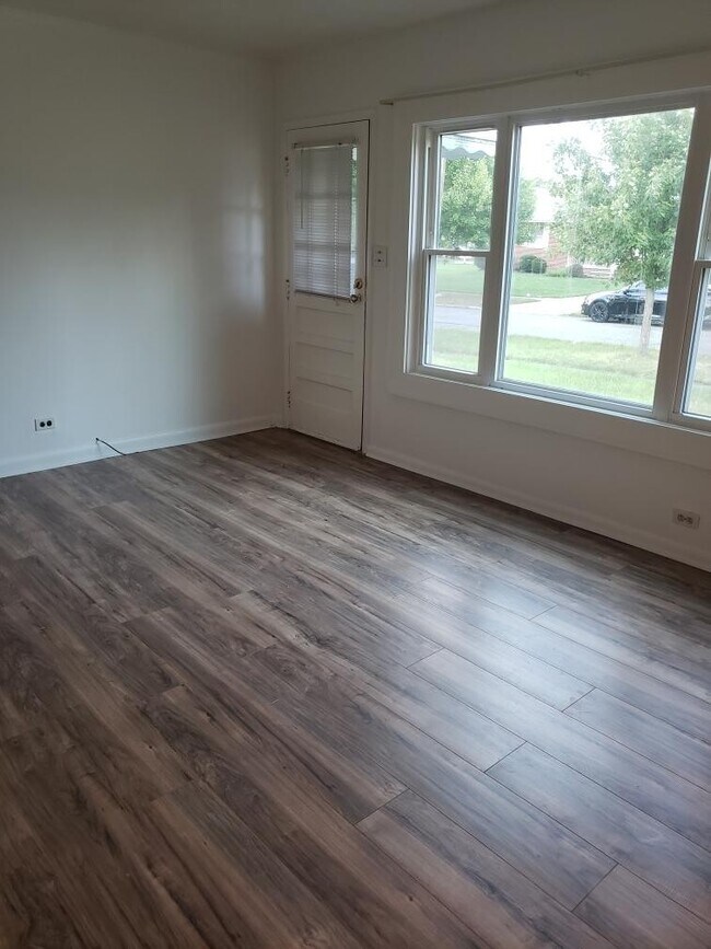 Foto del edificio - 2 Bedroom Single Family Home with Garage