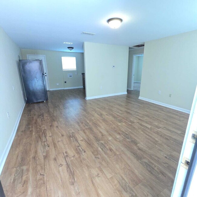 Building Photo - "Charming 2-Bedroom Duplex Retreat in Macon – Your Perfect Home Awaits on Woodard Avenue!"