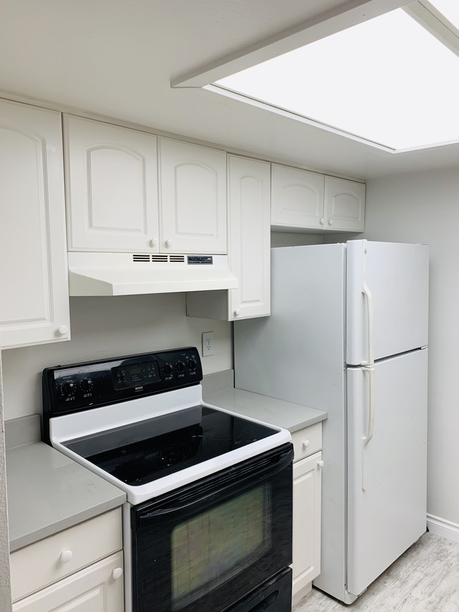 Kitchen with appliance - 9302 Redmond-Woodinville Rd NE