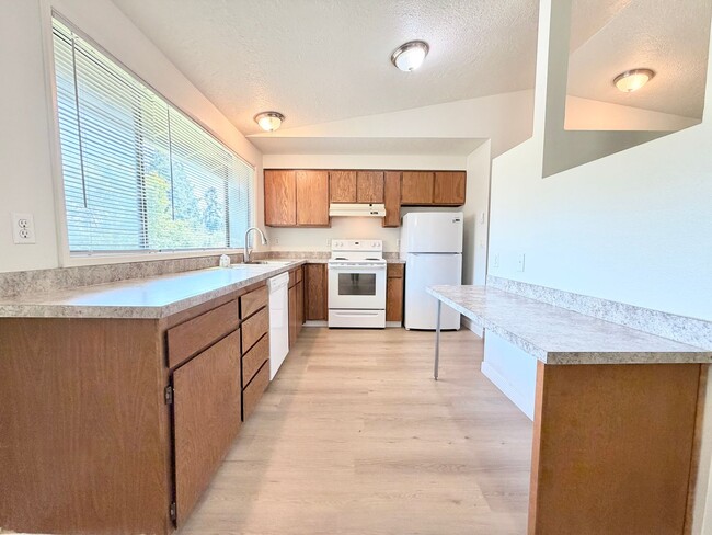 Building Photo - $500 Move-In Special! Modernized Lake Oswego 2 Bedroom Condo, Great Storage, Pool, Most Utilities...