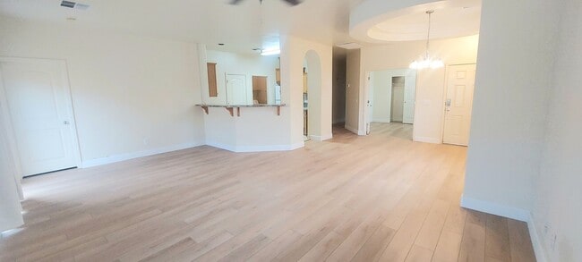 Foto del edificio - BEAUTIFUL 3BED 2BATH HOME LOCATED NEAR BAS...