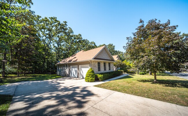 Building Photo - 814 Marit Drive