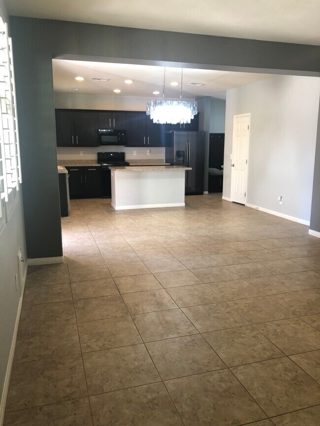 Sala de estar con vistas al comedor/cocina, diseño abierto. - 263 Garden Trellis Ct
