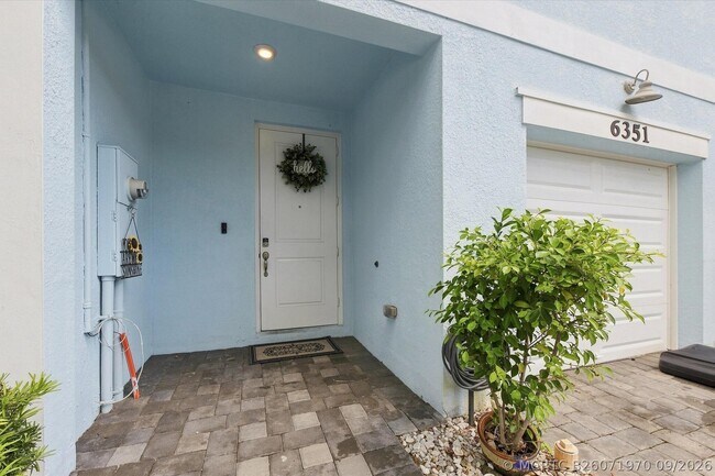 Building Photo - 6351 Sailpointe Ln