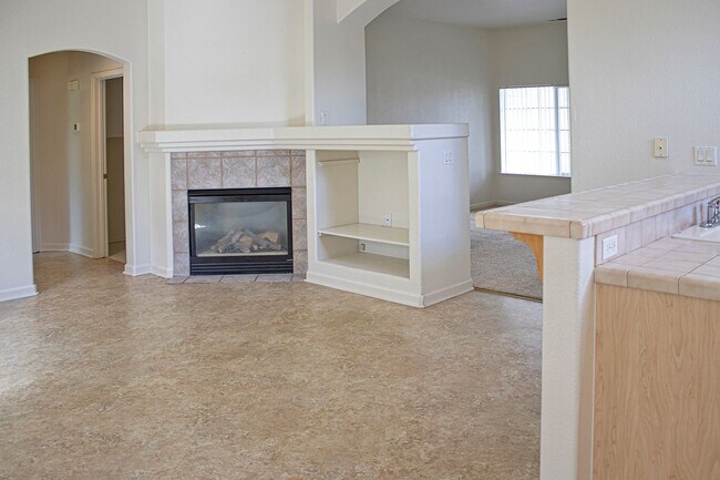 Building Photo - 3 bed 2 bath in Cimarron Wingfield Springs