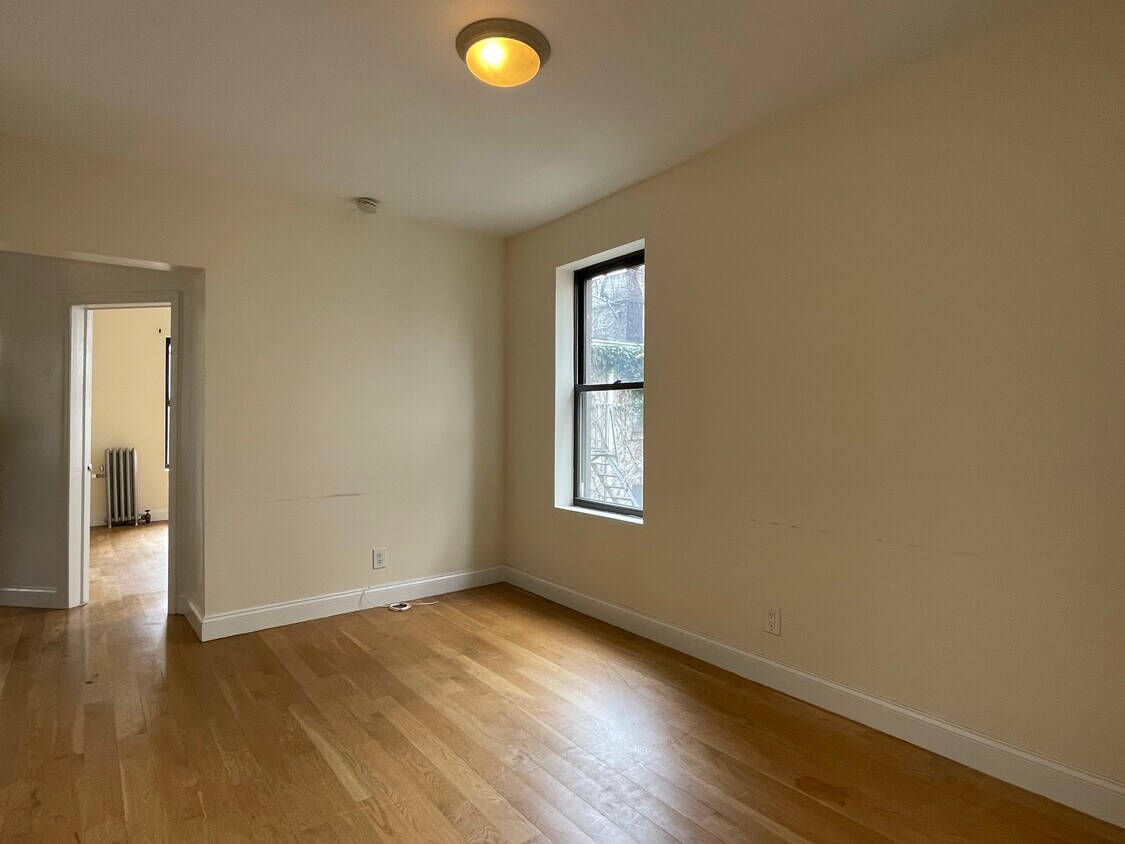 Primary Photo - 208 W 11th St