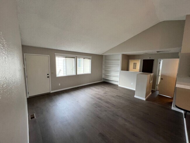 Foto del edificio - Spacious 2 Bedroom, 1.5 Bath Triplex in Clarkston
