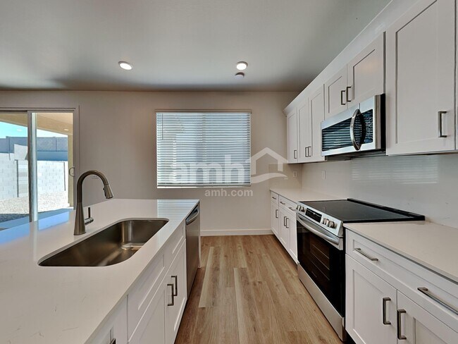 Foto del edificio - 12615 W Flynn Ln