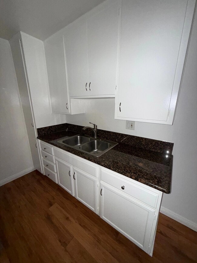 Foto del edificio - 4524 S Slauson Ave