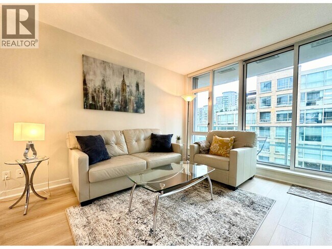 Building Photo - 833 Homer St