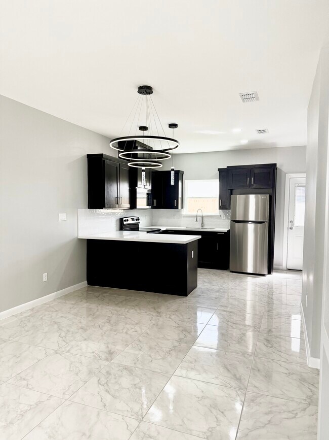 Building Photo - 2108 E Viviana St