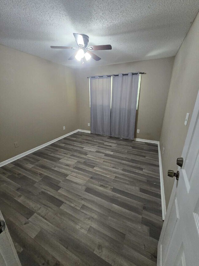 Foto del edificio - Fantastic Full Brick 3 Bedroom, 2 Bath home with fenced Backyard. This home also welcomes Sec 8 H...